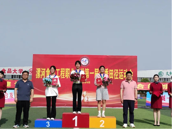 运动会3-秦克荧女子800第一名.png